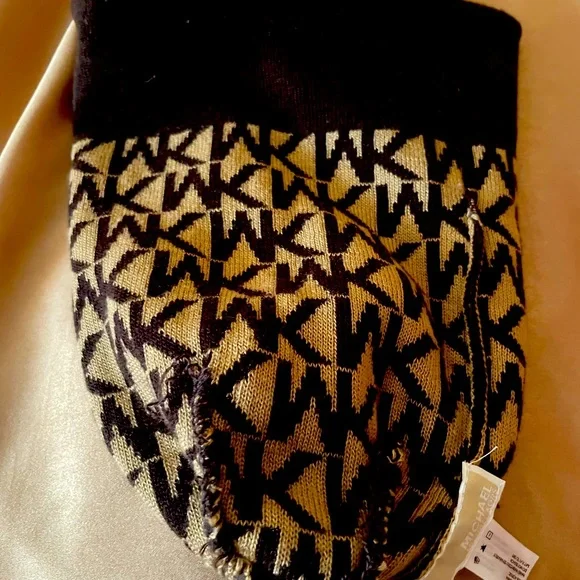 Michael Kors Beanie Hat Signature Logo Print - Picture 2 of 3